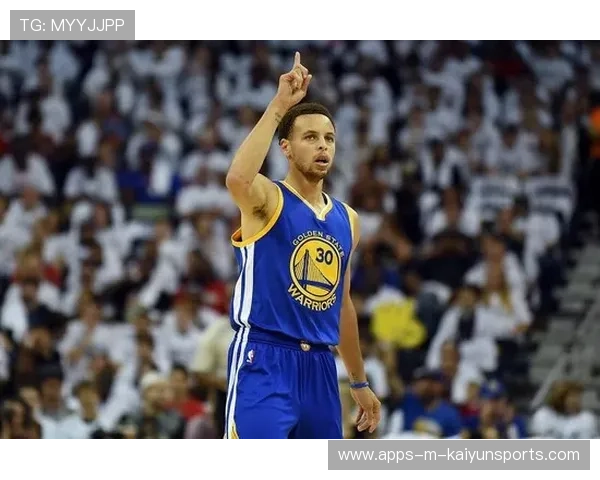 库里训练结束后亲自教小球员打投篮，暖心镜头多