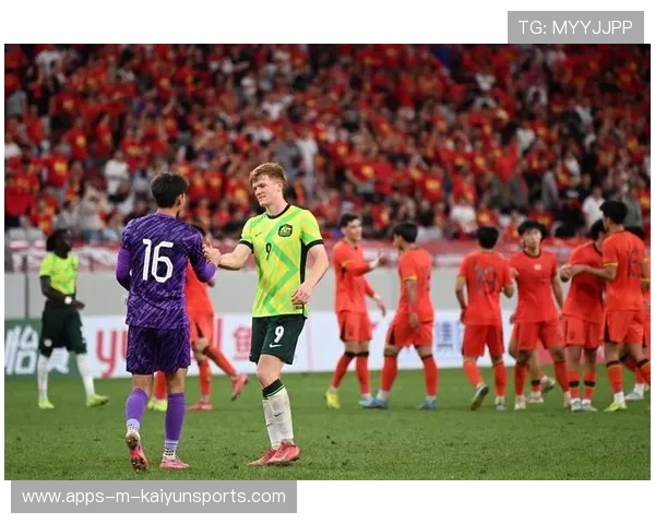 赛后球员互相致意，体育精神受到赞扬，球赛胜利 队员抱在一起